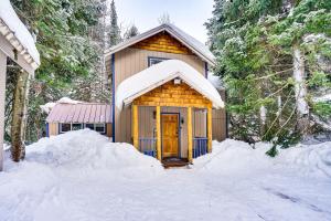 Solitude Mountain Cabin Creek-Side View and Hot Tub зимой
