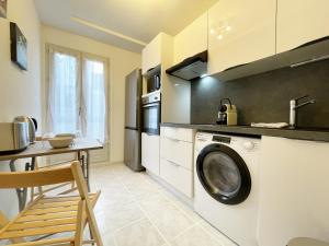 uma cozinha com uma máquina de lavar roupa em L'Escapade em Chartres