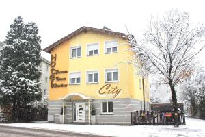 un edificio amarillo con la ciudad escrita en él en City Hotel Neunkirchen, en Neunkirchen