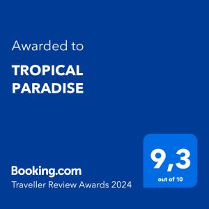 una recensione ai mirtilli inviata per email al paradiso tropicale con un testo sovrapposto di TROPICAL PARADISE a Tarajalejo