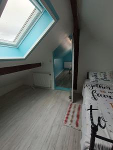um quarto no sótão com uma cama e uma janela em sci ecs APPART em Ablon-sur-Seine