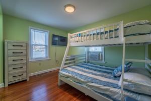 ein Schlafzimmer mit einem Etagenbett und grünen Wänden in der Unterkunft 208 Cottage 5 Yellow 1st unit in Ocean City