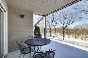 eine Terrasse mit einem Tisch und Stühlen auf einer Veranda in der Unterkunft Cozy Condo with Patio 1 Mi to Wintergreen Resort! in Mount Torry Furnace