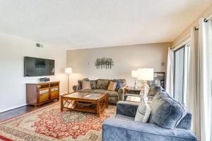 uma sala de estar com dois sofás e uma televisão em Cozy Condo with Patio 1 Mi to Wintergreen Resort! em Mount Torry Furnace