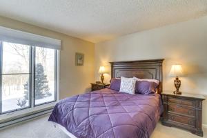 um quarto com uma cama roxa e uma janela em Cozy Condo with Patio 1 Mi to Wintergreen Resort! em Mount Torry Furnace