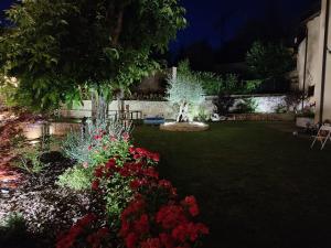 un jardín por la noche con flores en un patio en Casa Alta, en LʼAquila