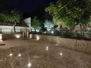 cortile illuminato di notte con luci di Casa Alta a L'Aquila