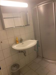 Un baño blanco con lavabo y ducha en NT Dreamhouse, en Düren - Eifel