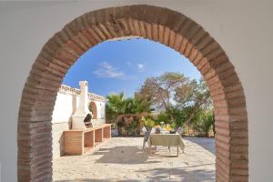 an archway with two people sitting at a table at La Macarena Parque Tecnológico in Málaga