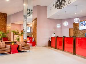 a lobby of a hospital with red accents at Flat Boulevard Side 2104 Altissimo Padrão com Lazer in Salvador