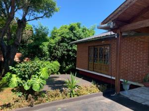 un edificio in mattoni con finestra in giardino di Hospedaje Terra Bela a Puerto Iguazú