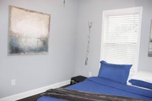 ein Schlafzimmer mit einem blauen Bett und einem Fenster in der Unterkunft Great Outdoors in Lagrange in LaGrange + 24 Fotos