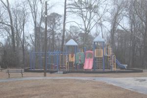 un parque con un banco en Great Outdoors in Lagrange en La Grange