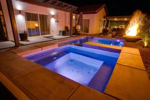 Bazén v ubytování STR 5168 Palm Springs Oasis Newly Reno with Pool nebo v jeho okolí