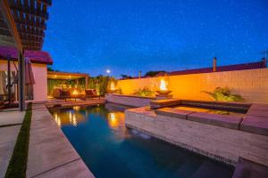 Bazén v ubytování STR 5168 Palm Springs Oasis Newly Reno with Pool nebo v jeho okolí