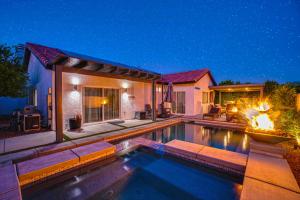 Bazén v ubytování STR 5168 Palm Springs Oasis Newly Reno with Pool nebo v jeho okolí