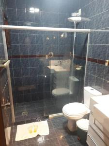 a bathroom with a shower with a toilet and a sink at Casa de praia em Mar Grande-Ilha Itaparica in Vera Cruz de Itaparica