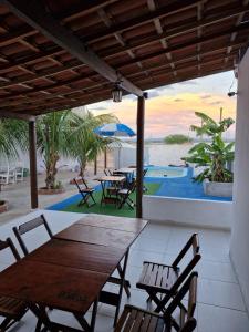 une table et des chaises en bois sur une terrasse avec une piscine dans l'établissement Casa de Férias e Festas, à Gloria