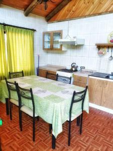 - une cuisine avec une table et des chaises dans la chambre dans l'établissement Cabañas Colliguay, Quilpué., à Quilpué