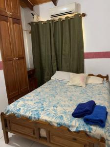 sypialnia z łóżkiem z dwoma ręcznikami w obiekcie Terra bela w mieście Puerto Iguazú