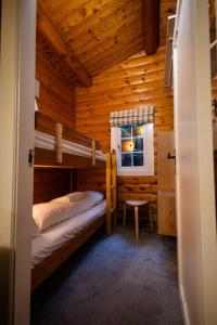Μία ή περισσότερες κουκέτες σε δωμάτιο στο Luxury Log Cabin Hideaway in Rural Snowdonia by Seren Short Stays