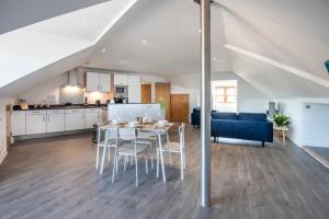 een keuken en een woonkamer met een tafel en stoelen bij The Balham Loft - NEW Gorgeously appointed with FREE parking and tube close by in Londen