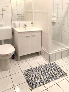 ein Bad mit einem WC, einem Waschbecken und einer Dusche in der Unterkunft Apartments Swiss in Vodice
