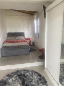 ein Schlafzimmer mit einem Bett und einem Teppich in einem Zimmer in der Unterkunft Casa beira do mar in Florianópolis