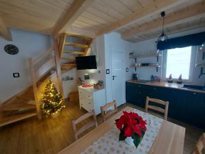una habitación con un árbol de Navidad y un comedor en Domki na Stoku en Wisła