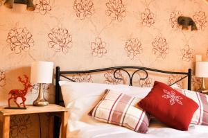 a bedroom with a bed with red and white pillows at Cabana Stana Tarle in Sinaia