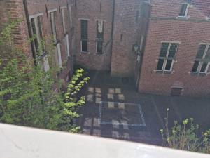 een uitzicht op een binnenplaats in een bakstenen gebouw bij Zwols stadshuis in Zwolle
