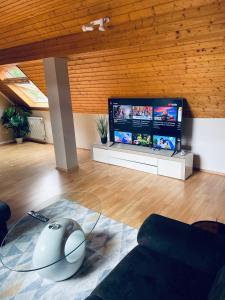 ein Wohnzimmer mit einer Computermaus und einem TV in der Unterkunft Monteur Zimmer bis 16 Personen Preis verhandelbar in Linsengericht