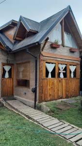 une maison avec une porte et des fenêtres en bois dans l'établissement Hermosa casa familiar, à San Carlos de Bariloche
