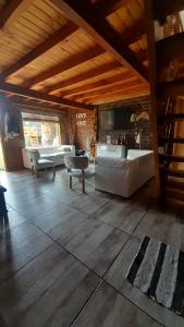 - un salon doté de parquet, d'un canapé et d'une baignoire dans l'établissement Hermosa casa familiar, à San Carlos de Bariloche