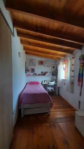 サン・カルロス・デ・バリローチェにあるHermosa casa familiarのベッドルーム1室(ベッド1台、テーブル付)