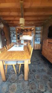 - une salle à manger avec une table et des chaises en bois dans l'établissement Hermosa casa familiar, à San Carlos de Bariloche
