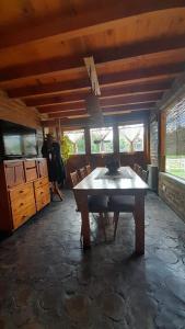 Cette grande chambre dispose d'une table et de fenêtres. dans l'établissement Hermosa casa familiar, à San Carlos de Bariloche