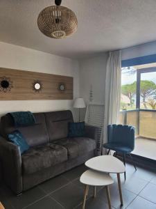 salon z kanapą i stołem w obiekcie Résidence Antigua - Appartement 2 pièces 4 couchages LE BARCARES MAE-5434 w mieście Le Barcarès