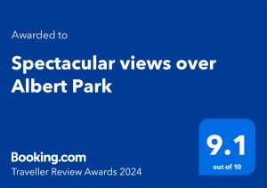 墨爾本的住宿－Spectacular views over Albert Park，蓝色标志,带有快速字谜,可以俯瞰警报公园