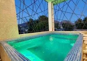 una piscina en un edificio con techo de cristal en El dorado loft con piscina en Cuatrociénegas de Carranza