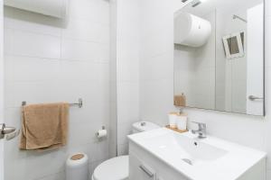 a white bathroom with a sink and a toilet at Blonzu Taiwán in Torremolinos