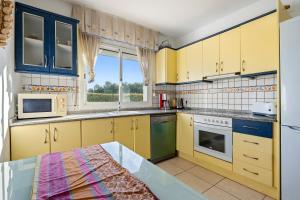 Η κουζίνα ή μικρή κουζίνα στο Villa Marisol,piscina privada, aire