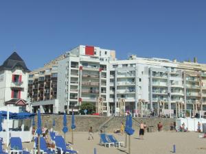 een gebouw op het strand met stoelen en parasols bij Studio Face Mer 3 Personnes in Pornichet