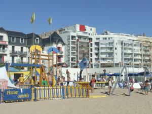 een groep mensen die op het strand spelen bij Studio Face Mer 3 Personnes in Pornichet