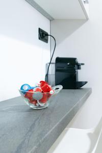 Eine Schüssel mit Bällen steht auf einer Theke. in der Unterkunft A Casa di Emma by SMART-HOME in Genua + 31 Fotos