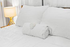 Sleeps 5 near ferry, train to Boston and downtown 3br apartment客房内的一张或多张床位