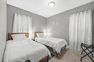 Sleeps 5 near ferry, train to Boston and downtown 3br apartment客房内的一张或多张床位
