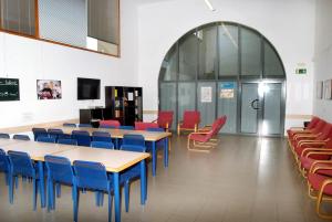 マンレサにあるAlberg Manresa Xanascatの教室(テーブル、椅子、チョークボード付)