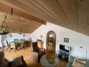 a living room with a table and a dining room at Ferienwohnung Partenkirchen in Garmisch-Partenkirchen