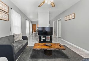 新贝德福德Sleeps 5 near ferry, train to Boston and downtown 3br apartment的带沙发和咖啡桌的客厅